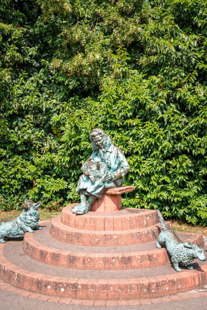queen elizabeth statue